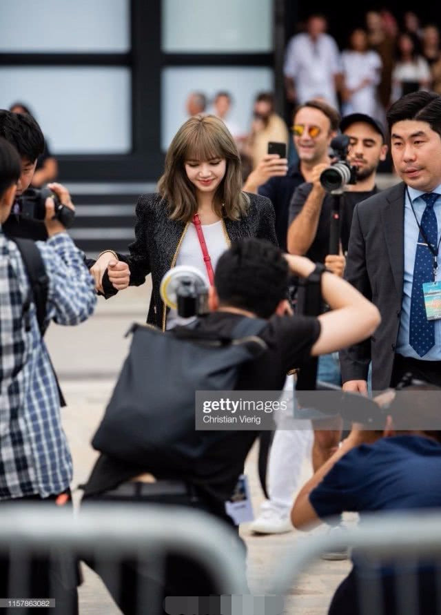 lisa参加巴黎男装周外网生图曝光,脱离了韩式滤镜的她