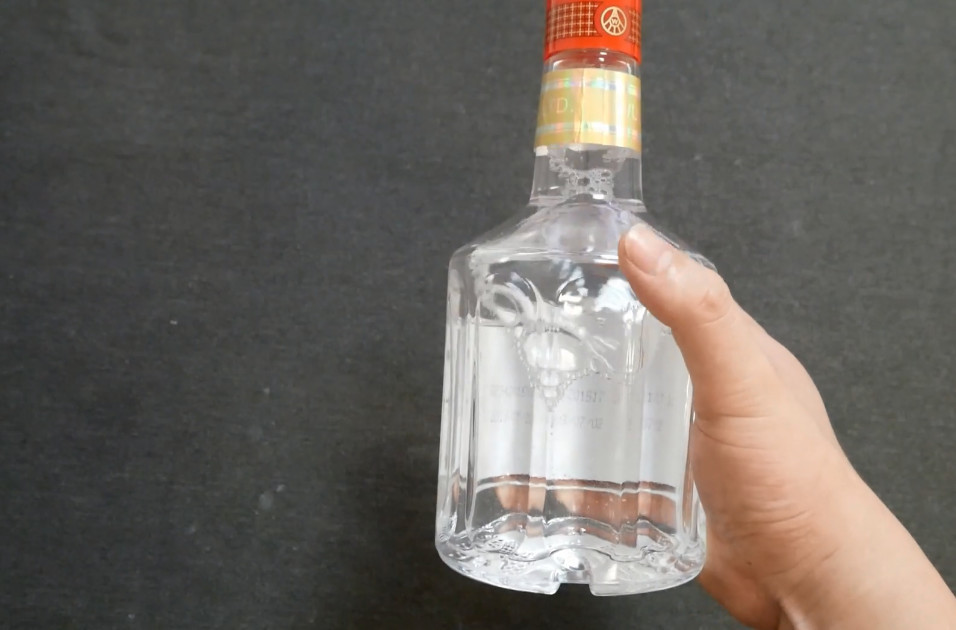 这种白酒千万不要买,家里有的话赶紧扔掉!不喝也要赶紧学学