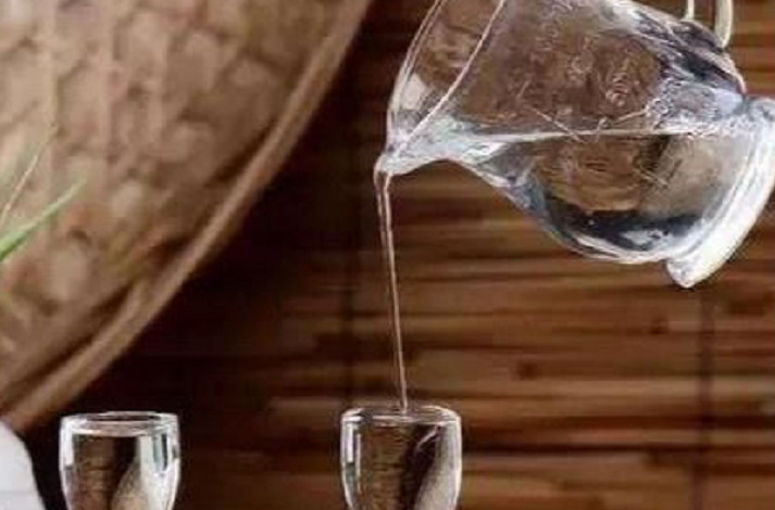 在酒桌上要怎么倒酒?生意人快看看,不同的酒有不同的讲究和倒法