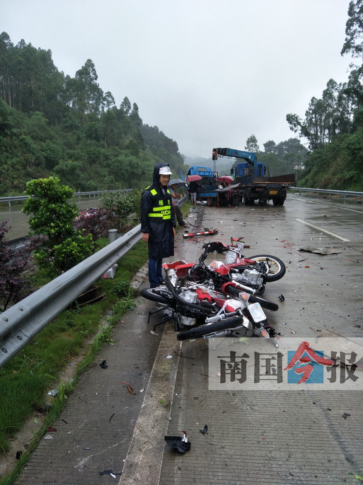 小货车遭追尾甩下不少摩托车 事发三柳高速公路