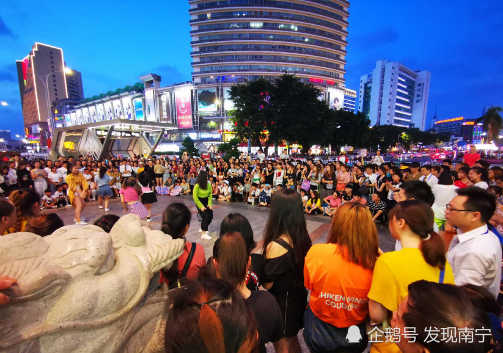 所以南宁朝阳广场什么时候都是人山人海,成了南宁的人气之王,市中心