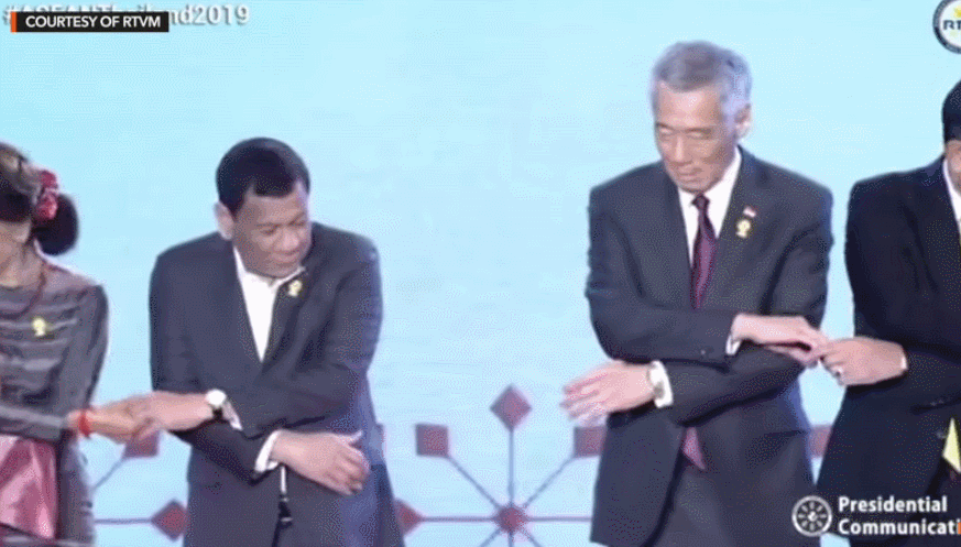 东盟峰会握手"握出小插曲":够不着杜特尔特,李显龙不