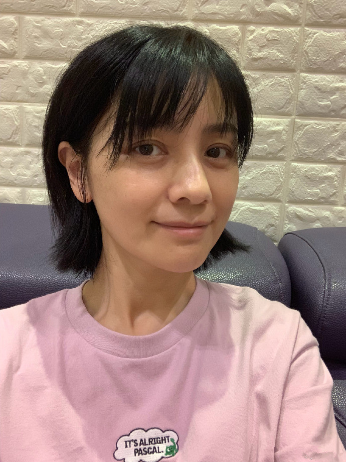 胡可晒真实素颜照,嘲讽拍照靠美颜,该在哪里看自己原本的样子?