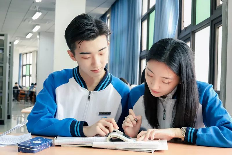 报考陕西科技大学,一定要小心 人手一件的蓝白色校服 一不小心就让你