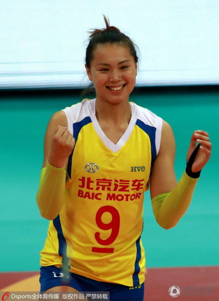 冯坤现场观战 丈夫率北京女排获首胜