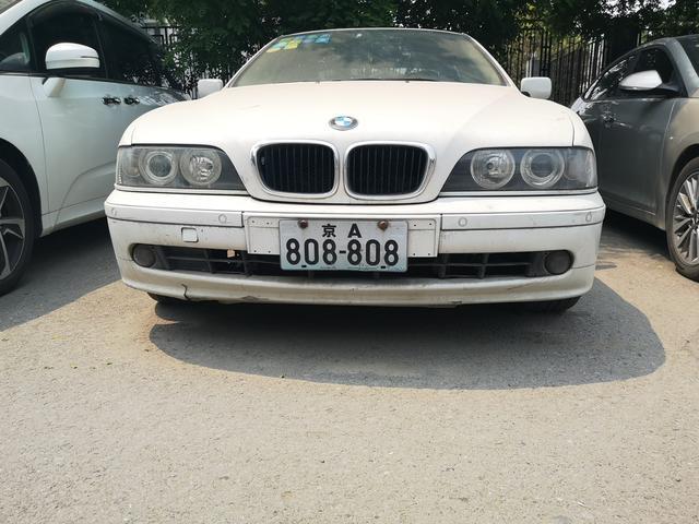 车牌比车还牛 街边偶遇第四代宝马5系天使眼实车