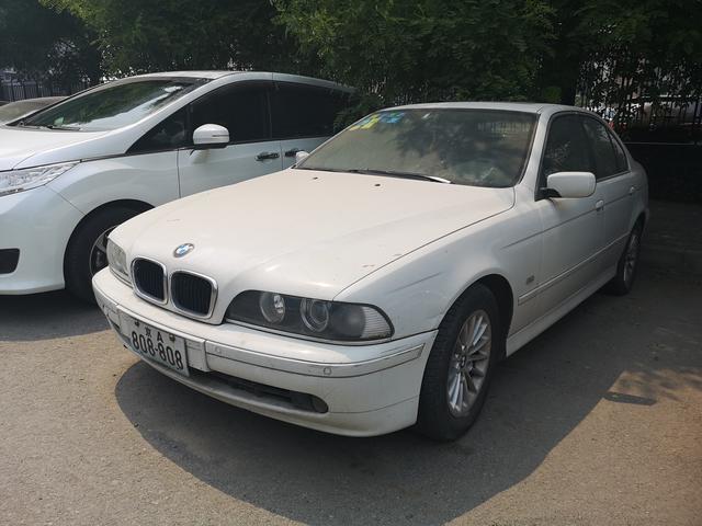 车牌比车还牛 街边偶遇第四代宝马5系天使眼实车