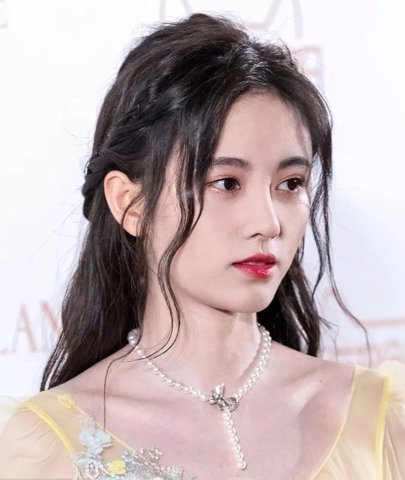 "四千年"鞠婧祎的编发显得仙气十足,前边的龙须刘海修饰脸型,一看就是