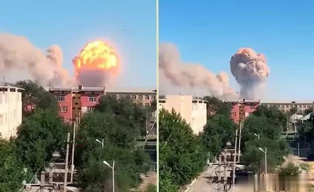 哈萨克斯坦军事基地弹药库爆炸现场,蘑菇云直冲天际,毛骨悚然