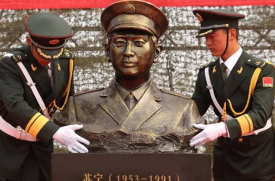 画像在全军悬挂,跟董存瑞黄继光并列十英模,牺牲时只有38岁