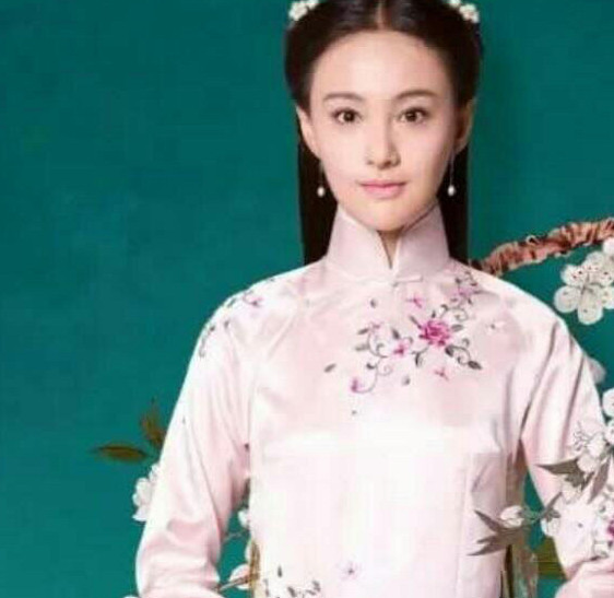 本以为穿旗袍的郑爽很美,但看了赵丽颖之后,网友:天差