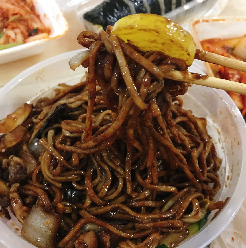 韩国炸酱面真那么火?去掉滤镜后的效果,网友:给钱都不