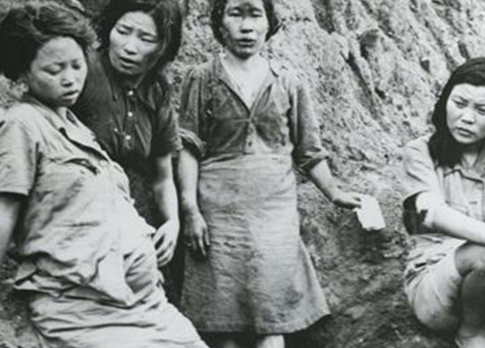 日本鬼子老照片:图5从炮楼里逃亡的孕妇,无奈怀上鬼子