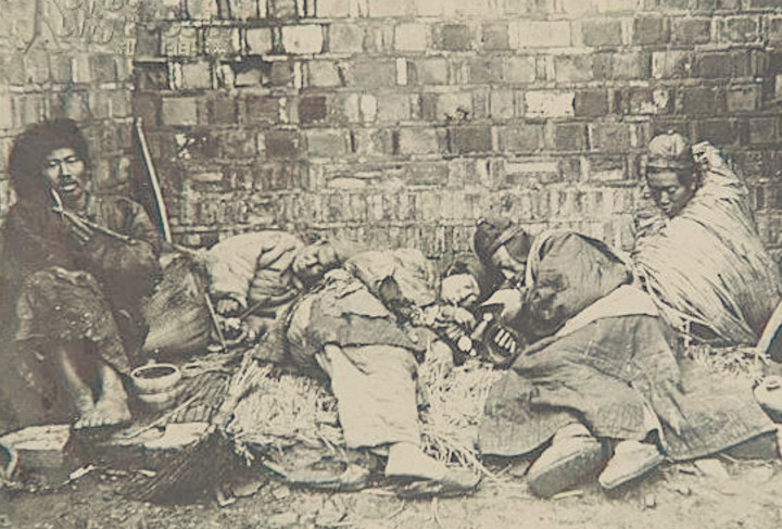 鸦片战争罕见老照片:图1中因吸食鸦片破产的中国人
