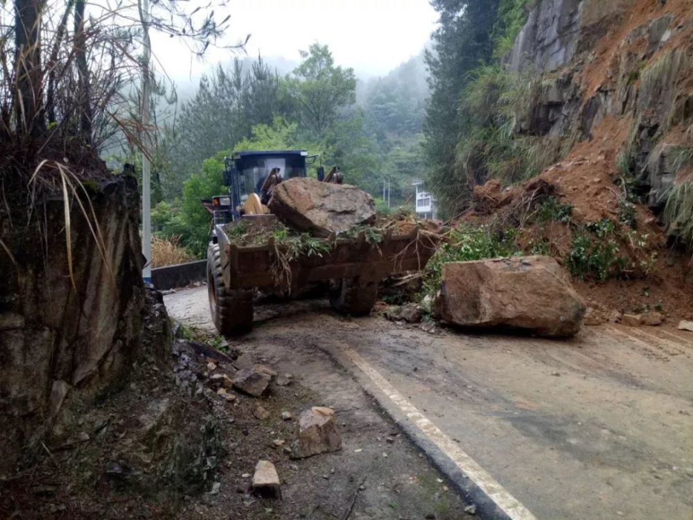 连续强降雨致公路塌方较多,公路人战斗在抢险一线