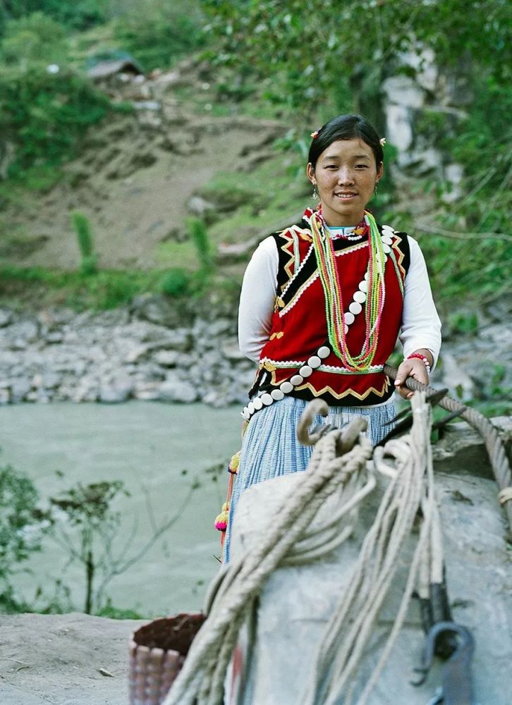 在福贡怒江边索道旁,为游客提供溜索体验服务的傈僳族姑娘.