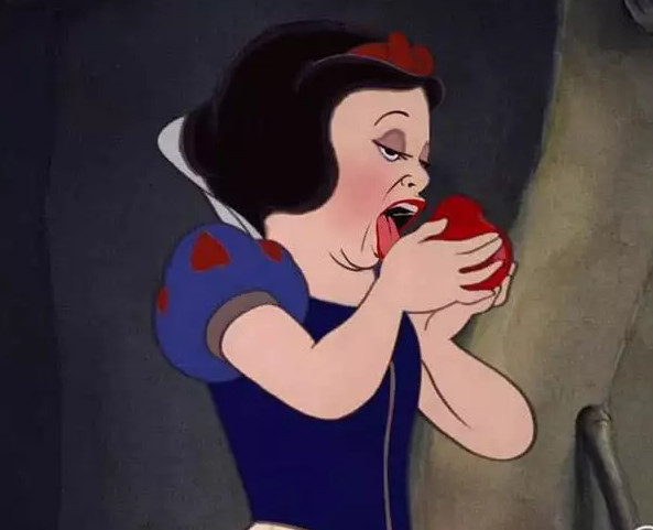 白雪公主是怎么吃苹果的?网友:看到真相后,"童话梦"碎