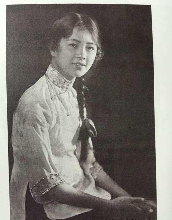 她们同是才女,并且与周旋,阮玲玉并列为民国四大美女