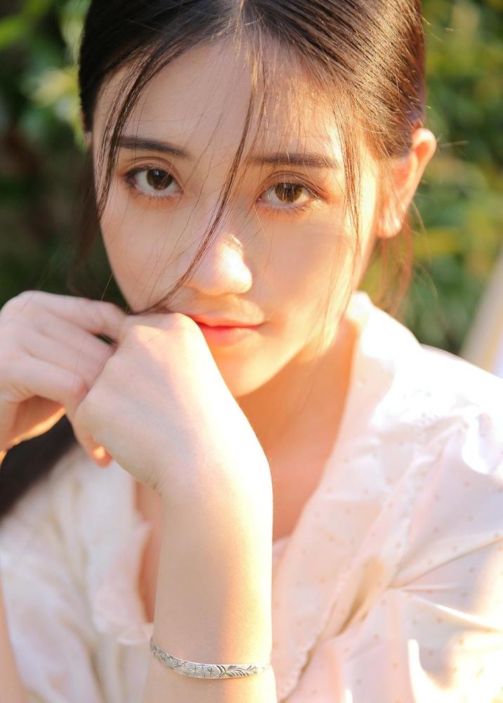 小清新迷人眼神少女户外唯美美女摄影图片