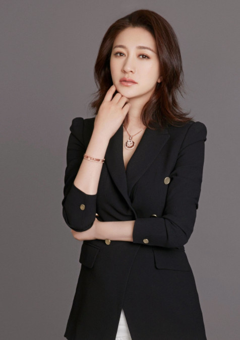 李小冉写真照,多套职场气质穿搭时尚感强,举手投足尽显优雅大方