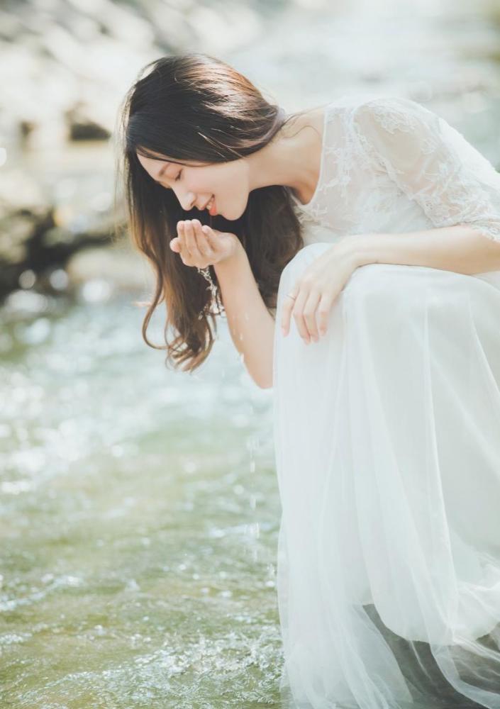 出水芙蓉女子清纯如水山间唯美图片