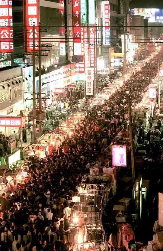 90年代春熙路夜市,图据封面新闻 后来根据城市经济的发展取消了夜市