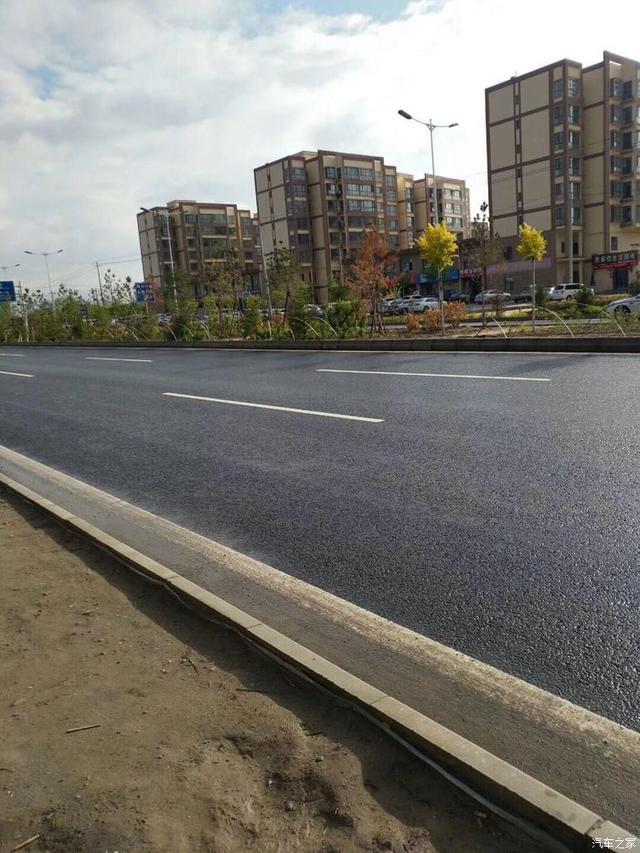 小爱走在路上,我们在路上也顺便欣赏了一路上的风景 美丽的风景