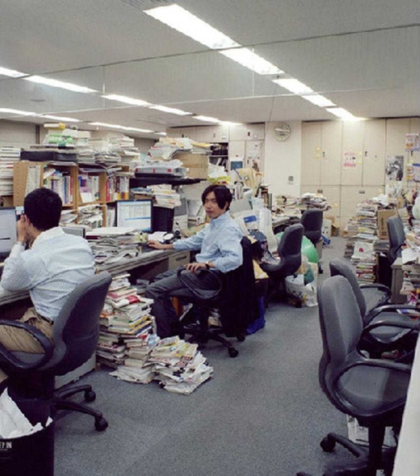 日本的上班族都十分勤奋,在办公室也是忙活的不停,有些人甚至累倒在