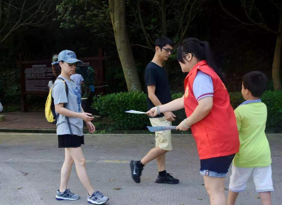 为啥发传单的人,不敢直接扔进垃圾桶里,网友:真相细思