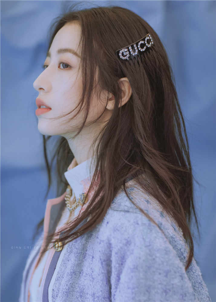 周雨彤身穿高奢小套装拍摄大片,网友:我连她的发夹都买不起!