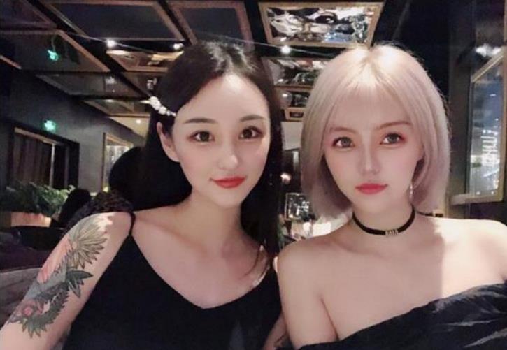 uzi女友纹身上瘾,带着亲爹一起去纹身,最后的效果看呆