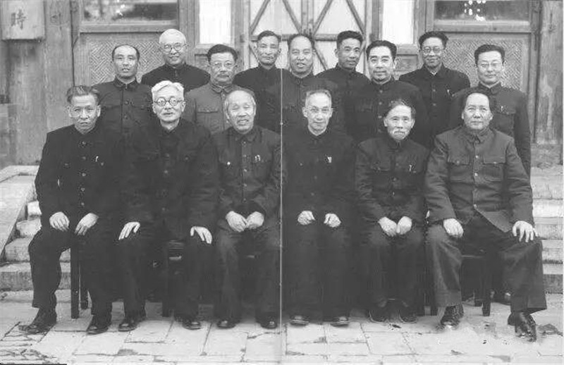 开国时期罕见内部照片:众多开国元勋齐聚首,中国人民站起来了