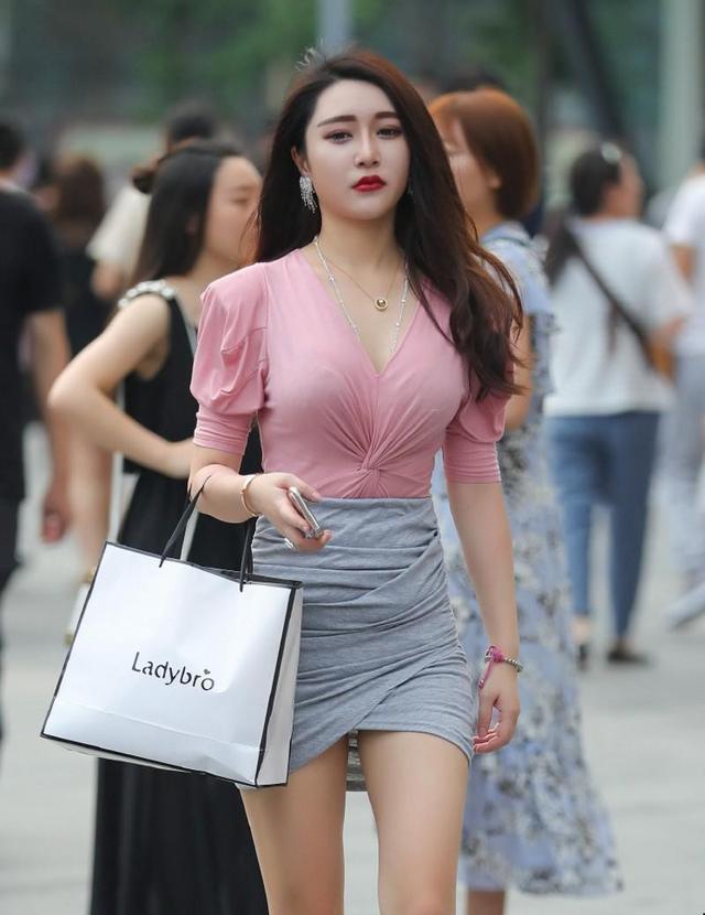 路人街拍:微胖小姐姐超敢秀,自信的女孩最美!