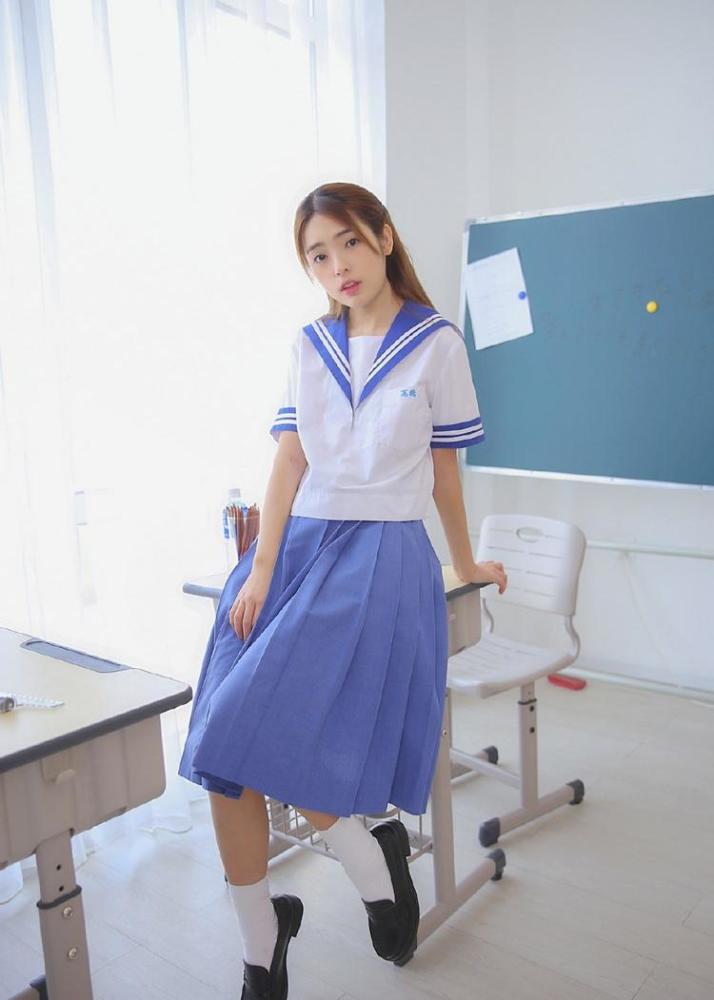 俏皮jk水手制服校花女神表情灵动教室搞怪写真图片