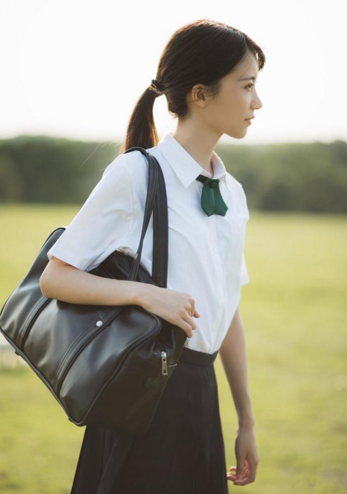 制服美女校花低扎马尾辫瘫坐草地秀精致侧颜图片