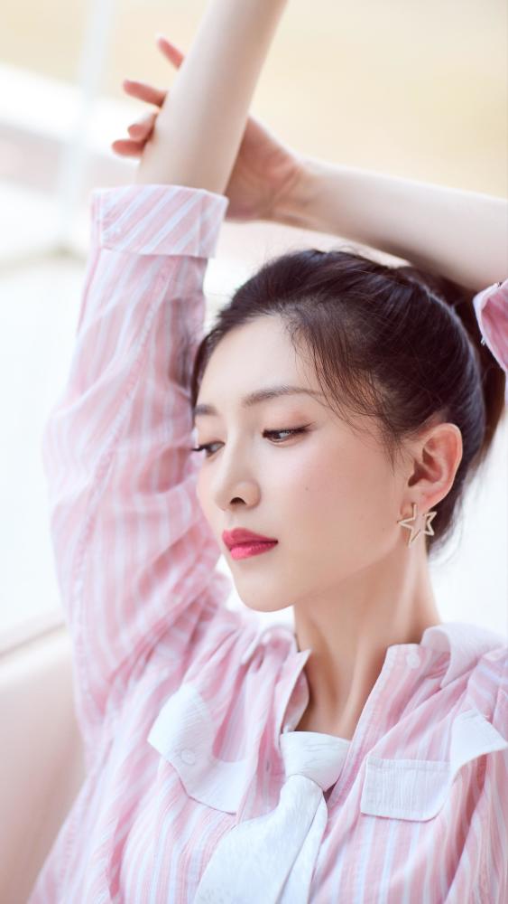 江疏影精美壁纸:充满了青春活力,非常有亲和力