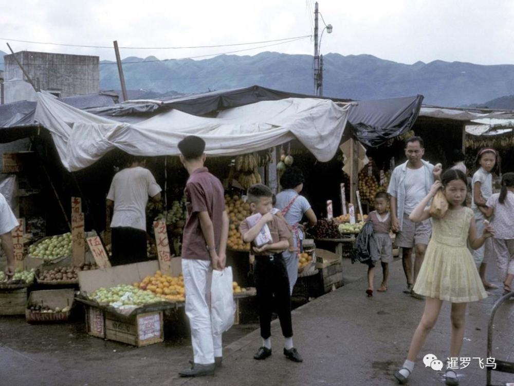 1965年,香港新界大埔村集市上卖水果的摊位.