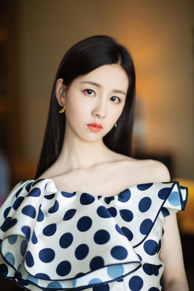 美人美图 陈都灵:时尚梦幻甜美波点层叠公主裙