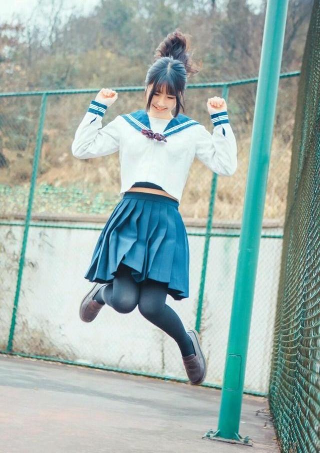 可爱的水手服长发少女校园操场写真