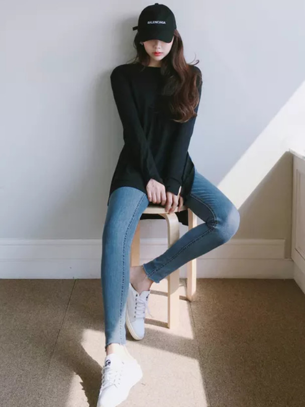 美女搭配牛仔裤显现的身材更好看,整体的气质更加的强,走在街上完全吸