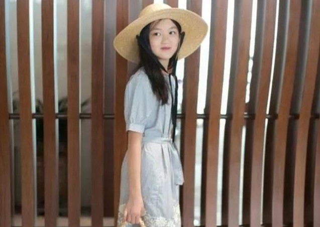 王菲女儿李嫣晒美照变网红脸,被赞京城第一美超自信心