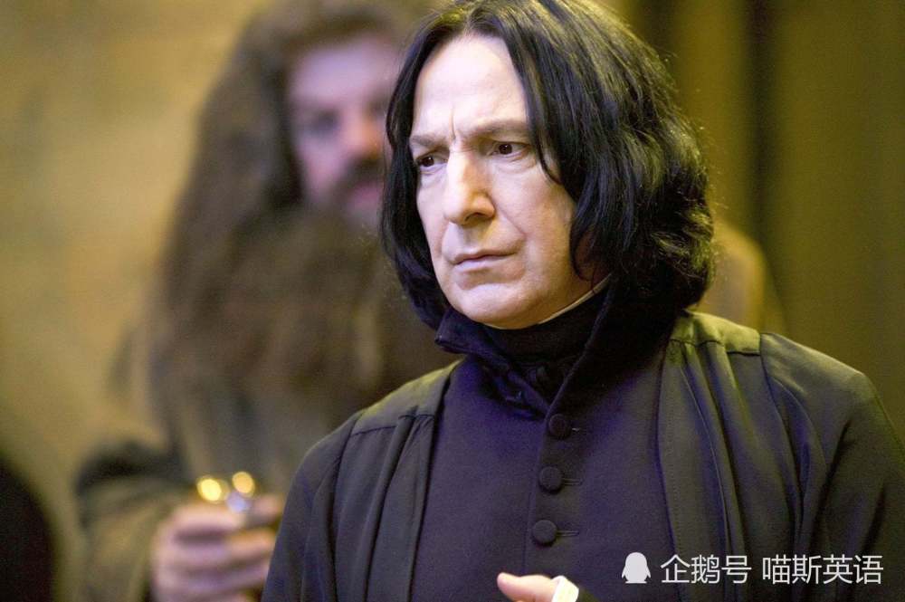 哈利波特:崇尚血统的伏地魔,为什么招"混血"斯内普为食死徒?