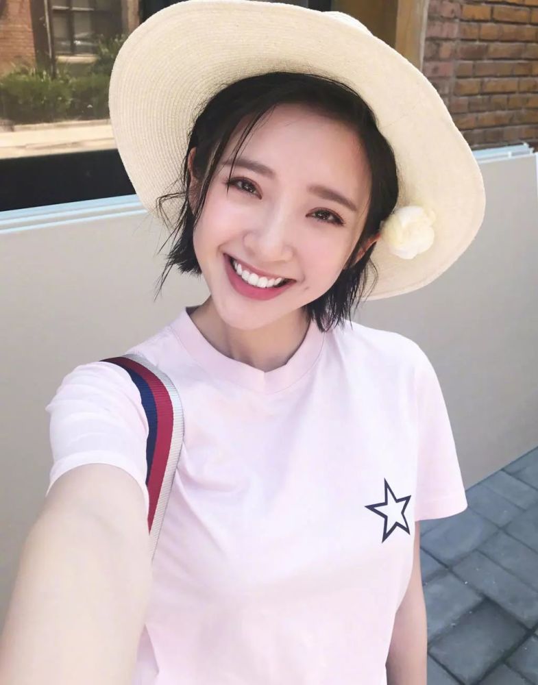 细扒娱乐圈的"微笑唇"女明星,不光美得惊艳,还相当"好命".