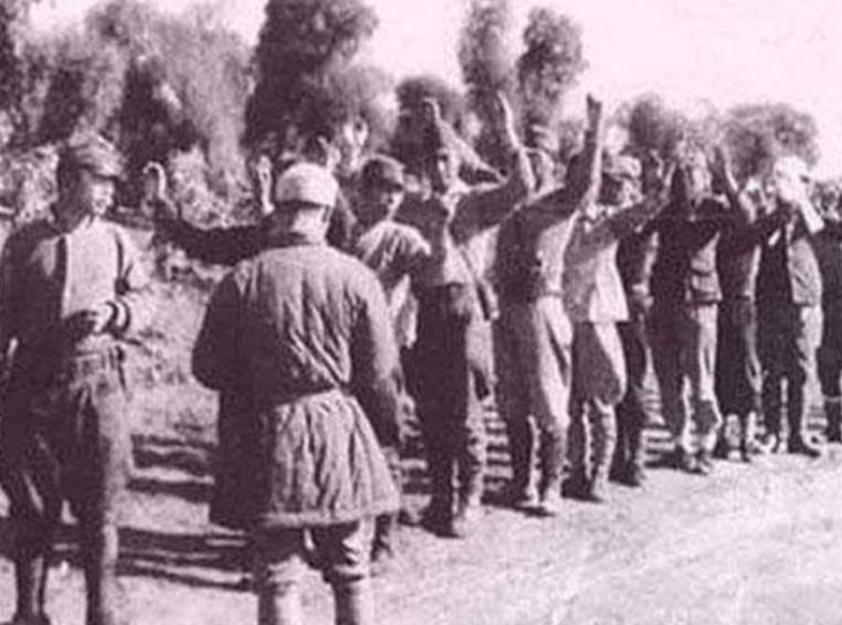 图为一群日本鬼子举手向八路军投降.