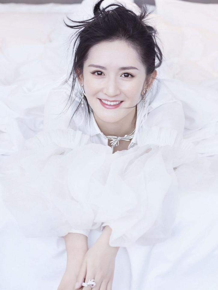 谢娜清新妆容灵动气质迷人笑容时尚珠宝写真图片