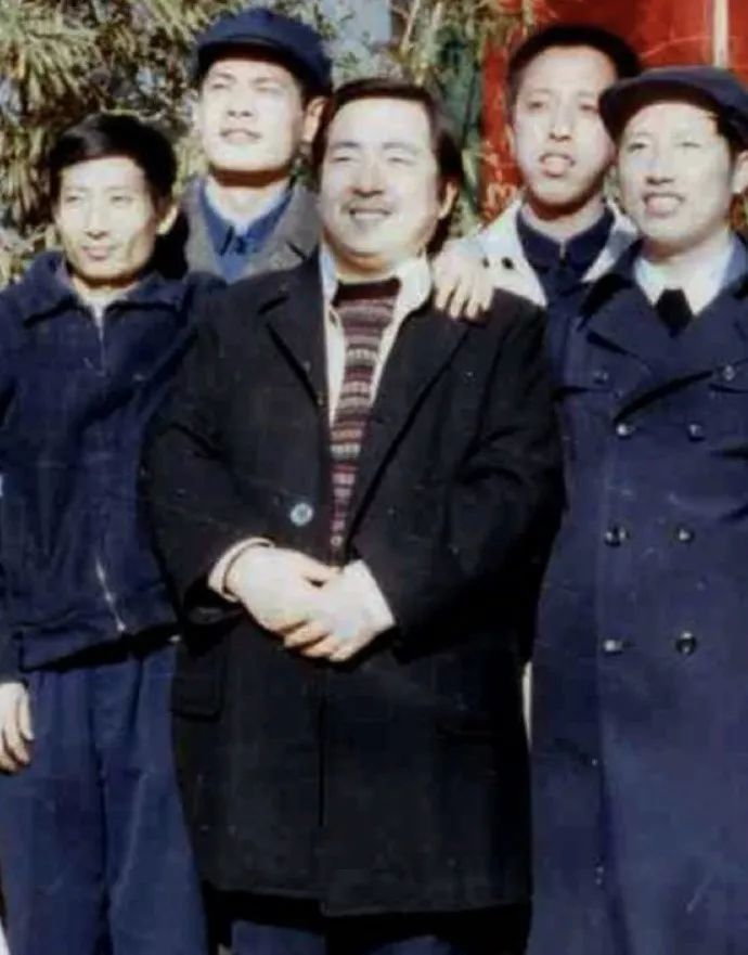 想不到董浩叔叔年轻时还留过胡子吧!真是让人认不出呢.