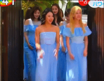 女团全员现身当伴娘,新娘的表情却亮了!