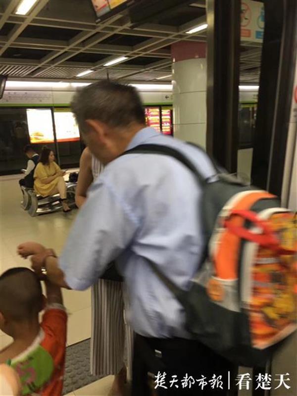 男童在地铁里随地尿尿,家长如此怼乘客:他憋不住了你说怎么办?