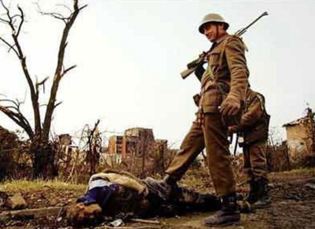 1991年波黑,两个南斯拉夫人民军士兵枪毙了一个怀疑是间谍的克罗地亚