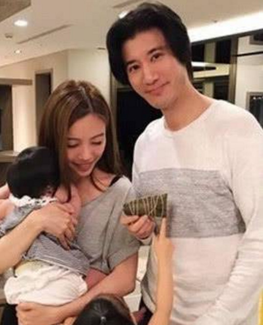 王力宏结婚6年从不晒老婆,看到婚纱照后,网友:这颜值谁敢晒!